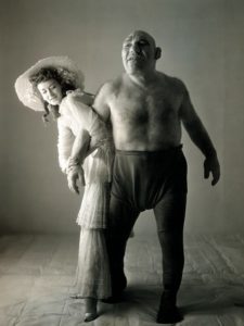 Maurício Tillet, lutador que tinha uma doença chamada acromegalia, conhecida por gigantismo. Faleceu em 1954. A foto é de Irving Penn. 