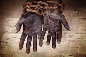 mãos escravo acorrentada