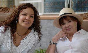 Lynn e sua mãe, Yolanda, no tempo atual. Foto de 2013, retirada de reportagem no site cancioneros.com 